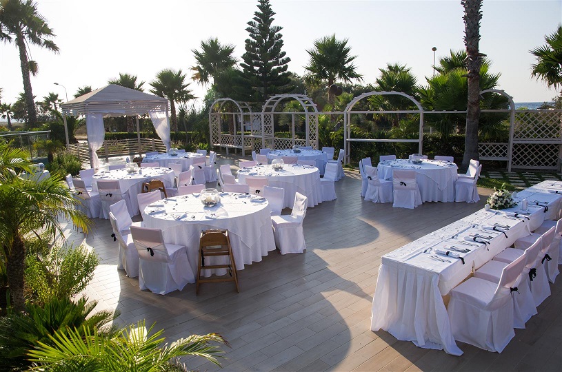 Image: http://www.bookyourweddingday.com/images/media/uploadfiles/BLR Mythos Sunset Terrace Dinner 2.jpg
